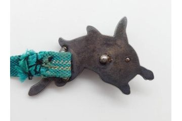 作家物　芳昭銘　金工　彫刻　意匠を凝らしたうさぎが愛らしい帯留め(金属工芸、兎、ウサギ、和装小物、着物道具、帯締め、アクセサリー)(R-074982)