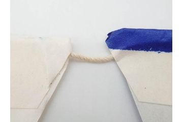 超稀少　コビト　おそ松くん　チョコレート　昭和レトロな雰囲気漂う三角のれん(ペナント、東京渡辺製菓、K.K、暖簾、広告、POP、袋付き)(R-074984)