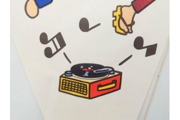 超稀少　コビト　おそ松くん　チョコレート　昭和レトロな雰囲気漂う三角のれん(ペナント、東京渡辺製菓、K.K、暖簾、広告、POP、袋付き)(R-074986)