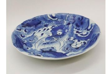 江戸期　古伊万里　染付　龍図　約32cm　1尺皿　藍色の濃淡で表現された迫力のある大皿(輪花、和皿、和食器、一尺)(R-074988)