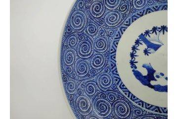 江戸期　成化年製　古伊万里　染付　蛸唐草文　松竹梅図　約45cm　1尺4寸皿　職人による丁寧な絵付けが目を惹く大皿(和皿、和食器、一尺四寸)(R-074989)