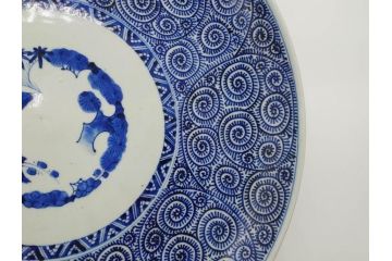 江戸期　成化年製　古伊万里　染付　蛸唐草文　松竹梅図　約45cm　1尺4寸皿　職人による丁寧な絵付けが目を惹く大皿(和皿、和食器、一尺四寸)(R-074989)