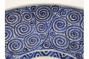 江戸期　成化年製　古伊万里　染付　蛸唐草文　松竹梅図　約45cm　1尺4寸皿　職人による丁寧な絵付けが目を惹く大皿(和皿、和食器、一尺四寸)(R-074989)
