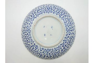 江戸期　成化年製　古伊万里　染付　蛸唐草文　松竹梅図　約45cm　1尺4寸皿　職人による丁寧な絵付けが目を惹く大皿(和皿、和食器、一尺四寸)(R-074989)