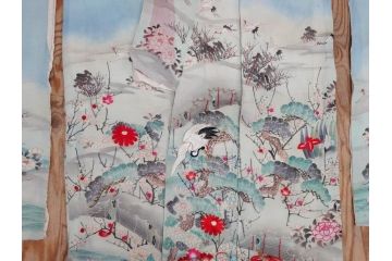明治期　アンティーク　縮緬(ちりめん)　着物　刺繍　鶴亀文様　松竹梅　丸に抱き茗荷紋(古布、リメイク、衣装、振袖、大正ロマン、レトロ、Japanese KIMONO)(R-074990)