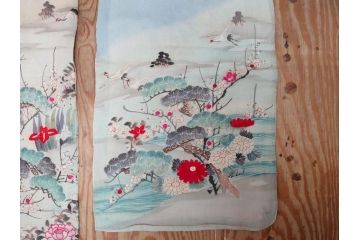 明治期　アンティーク　縮緬(ちりめん)　着物　刺繍　鶴亀文様　松竹梅　丸に抱き茗荷紋(古布、リメイク、衣装、振袖、大正ロマン、レトロ、Japanese KIMONO)(R-074990)