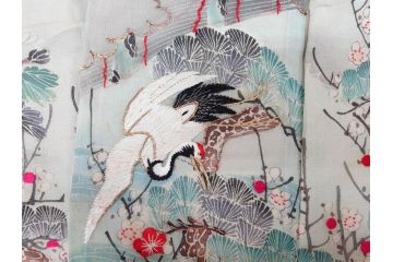 明治期　アンティーク　縮緬(ちりめん)　着物　刺繍　鶴亀文様　松竹梅　丸に抱き茗荷紋(古布、リメイク、衣装、振袖、大正ロマン、レトロ、Japanese KIMONO)(R-074990)