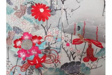 明治期　アンティーク　縮緬(ちりめん)　着物　刺繍　鶴亀文様　松竹梅　丸に抱き茗荷紋(古布、リメイク、衣装、振袖、大正ロマン、レトロ、Japanese KIMONO)(R-074990)