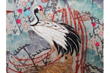 明治期　アンティーク　縮緬(ちりめん)　着物　刺繍　鶴亀文様　松竹梅　丸に抱き茗荷紋(古布、リメイク、衣装、振袖、大正ロマン、レトロ、Japanese KIMONO)(R-074990)