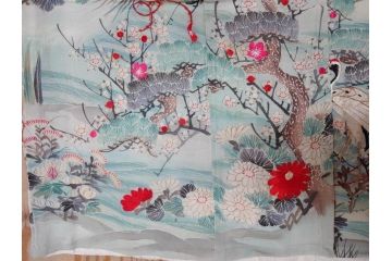 明治期　アンティーク　縮緬(ちりめん)　着物　刺繍　鶴亀文様　松竹梅　丸に抱き茗荷紋(古布、リメイク、衣装、振袖、大正ロマン、レトロ、Japanese KIMONO)(R-074990)