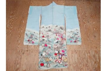 明治期　アンティーク　縮緬(ちりめん)　着物　刺繍　鶴亀文様　松竹梅　丸に抱き茗荷紋(古布、リメイク、衣装、振袖、大正ロマン、レトロ、Japanese KIMONO)(R-074990)