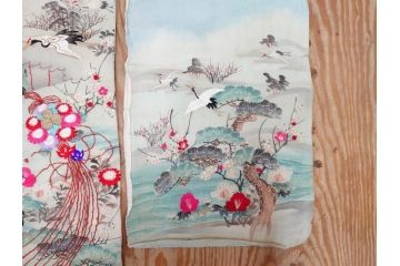 明治期　アンティーク　縮緬(ちりめん)　着物　刺繍　鶴亀文様　松竹梅　丸に抱き茗荷紋(古布、リメイク、衣装、振袖、大正ロマン、レトロ、Japanese KIMONO)(R-074990)