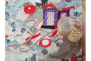 明治期　アンティーク　縮緬(ちりめん)　着物　刺繍　鶴亀文様　松竹梅　丸に抱き茗荷紋(古布、リメイク、衣装、振袖、大正ロマン、レトロ、Japanese KIMONO)(R-074990)