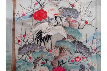 明治期　アンティーク　縮緬(ちりめん)　着物　刺繍　鶴亀文様　松竹梅　丸に抱き茗荷紋(古布、リメイク、衣装、振袖、大正ロマン、レトロ、Japanese KIMONO)(R-074990)