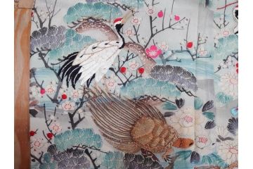 明治期　アンティーク　縮緬(ちりめん)　着物　刺繍　鶴亀文様　松竹梅　丸に抱き茗荷紋(古布、リメイク、衣装、振袖、大正ロマン、レトロ、Japanese KIMONO)(R-074990)
