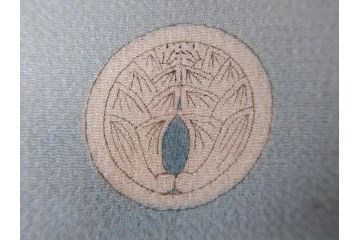 明治期　アンティーク　縮緬(ちりめん)　着物　刺繍　鶴亀文様　松竹梅　丸に抱き茗荷紋(古布、リメイク、衣装、振袖、大正ロマン、レトロ、Japanese KIMONO)(R-074990)