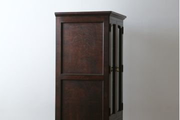 和製ビンテージ　民芸家具　クラシカルな佇まいが魅力的なハンガーポール付き縦型キャビネット(ワードローブ、洋服タンス、衣装タンス、収納棚、戸棚、ヴィンテージ)(R-075009)