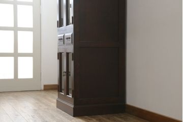 和製ビンテージ　民芸家具　クラシカルな佇まいが魅力的なハンガーポール付き縦型キャビネット(ワードローブ、洋服タンス、衣装タンス、収納棚、戸棚、ヴィンテージ)(R-075009)