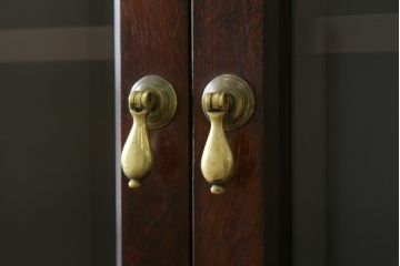 和製ビンテージ　民芸家具　クラシカルな佇まいが魅力的なハンガーポール付き縦型キャビネット(ワードローブ、洋服タンス、衣装タンス、収納棚、戸棚、ヴィンテージ)(R-075009)