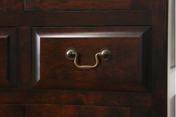 和製ビンテージ　民芸家具　クラシカルな佇まいが魅力的なハンガーポール付き縦型キャビネット(ワードローブ、洋服タンス、衣装タンス、収納棚、戸棚、ヴィンテージ)(R-075009)