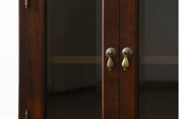 和製ビンテージ　民芸家具　クラシカルな佇まいが魅力的なハンガーポール付き縦型キャビネット(ワードローブ、洋服タンス、衣装タンス、収納棚、戸棚、ヴィンテージ)(R-075009)
