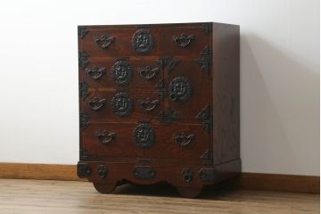 中古　岩谷堂箪笥　漆塗り　ボリュームのある金具が目を引く車箪笥(和タンス、収納箪笥、整理箪笥、引き出し、サイドチェスト)(R-075011)