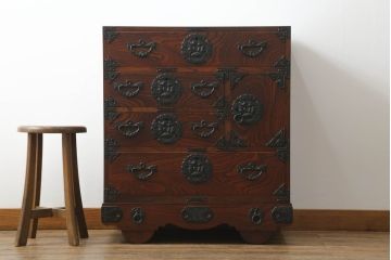 中古　岩谷堂箪笥　漆塗り　ボリュームのある金具が目を引く車箪笥(和タンス、収納箪笥、整理箪笥、引き出し、サイドチェスト)(R-075011)