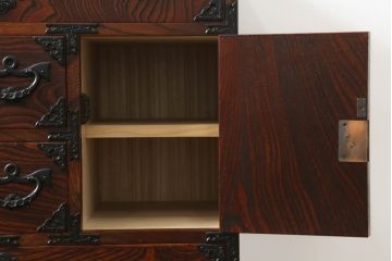 中古　岩谷堂箪笥　漆塗り　ボリュームのある金具が目を引く車箪笥(和タンス、収納箪笥、整理箪笥、引き出し、サイドチェスト)(R-075011)