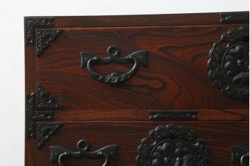 中古　岩谷堂箪笥　漆塗り　ボリュームのある金具が目を引く車箪笥(和タンス、収納箪笥、整理箪笥、引き出し、サイドチェスト)(R-075011)
