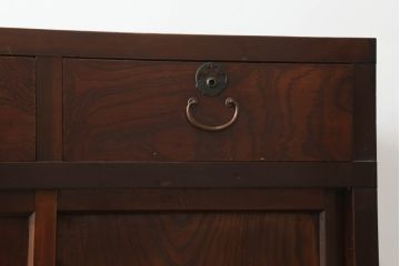 和製アンティーク　前面漆塗り　品のある佇まいが魅力の四枚引き戸のサイドボード(カウンターテーブル、サイドキャビネット、収納棚、戸棚、店舗什器)(R-075013)