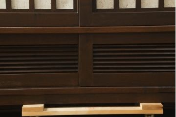 中古　国産職人手作り　カバ材　モダンデザインがお洒落な和風サイドボード(サイドキャビネット、収納棚、戸棚、食器棚)(R-075020)