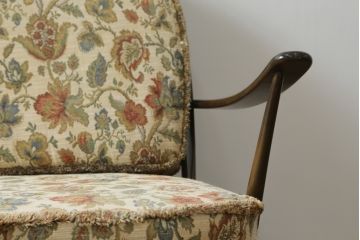 中古　美品!!　ERCOL(アーコール)　ボタニカル柄のファブリックが上品な2人掛けソファ(アームソファ、2Pソファ、二人掛け、英国、北欧)(R-075022)
