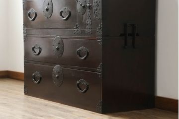 和製アンティーク　前面栗材　重厚感ある佇まいが魅力の米沢箪笥(重ね箪笥、和たんす、収納箪笥、時代箪笥、衣装たんす、整理タンス)(R-075033)