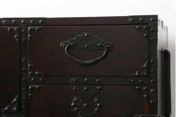 和製アンティーク　前面栗材　重厚感ある佇まいが魅力の米沢箪笥(重ね箪笥、和たんす、収納箪笥、時代箪笥、衣装たんす、整理タンス)(R-075033)