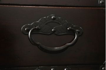 和製アンティーク　前面栗材　重厚感ある佇まいが魅力の米沢箪笥(重ね箪笥、和たんす、収納箪笥、時代箪笥、衣装たんす、整理タンス)(R-075033)