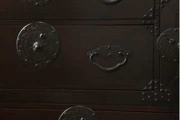 和製アンティーク　前面栗材　重厚感ある佇まいが魅力の米沢箪笥(重ね箪笥、和たんす、収納箪笥、時代箪笥、衣装たんす、整理タンス)(R-075033)