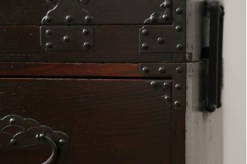 和製アンティーク　前面栗材　重厚感ある佇まいが魅力の米沢箪笥(重ね箪笥、和たんす、収納箪笥、時代箪笥、衣装たんす、整理タンス)(R-075033)