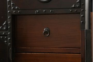 和製アンティーク　前面栗材　重厚感ある佇まいが魅力の米沢箪笥ローボード(テレビ台、テレビボード、ローチェスト、和タンス、収納たんす、時代箪笥、引き出し)(R-075034)