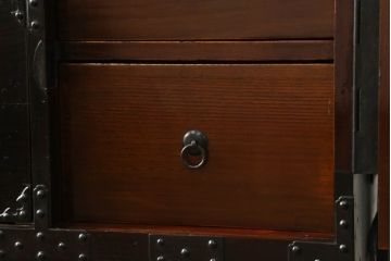 和製アンティーク　前面栗材　重厚感ある佇まいが魅力の米沢箪笥ローボード(テレビ台、テレビボード、ローチェスト、和タンス、収納たんす、時代箪笥、引き出し)(R-075034)