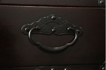 和製アンティーク　前面栗材　重厚感ある佇まいが魅力の米沢箪笥ローボード(テレビ台、テレビボード、ローチェスト、和タンス、収納たんす、時代箪笥、引き出し)(R-075034)
