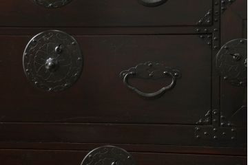 和製アンティーク　前面栗材　重厚感ある佇まいが魅力の米沢箪笥ローボード(テレビ台、テレビボード、ローチェスト、和タンス、収納たんす、時代箪笥、引き出し)(R-075034)