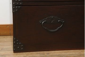 和製アンティーク　前面栗材　重厚感ある佇まいが魅力の米沢箪笥ローボード(テレビ台、テレビボード、ローチェスト、和タンス、収納たんす、時代箪笥、衣装箪笥、引き出し)(R-075035)