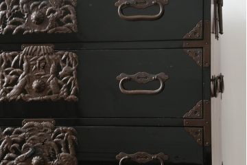 和製アンティーク　黒漆塗り　内部総桐(キリ)材　凝ったつくりの厚手金具が存在感を放つ六丁引き庄内箪笥(二段重ね箪笥、時代箪笥、和たんす、整理たんす、収納タンス、衣装タンス、引き出し)(R-075038)