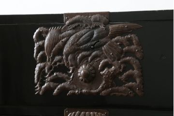 和製アンティーク　黒漆塗り　内部総桐(キリ)材　凝ったつくりの厚手金具が存在感を放つ六丁引き庄内箪笥(二段重ね箪笥、時代箪笥、和たんす、整理たんす、収納タンス、衣装タンス、引き出し)(R-075038)