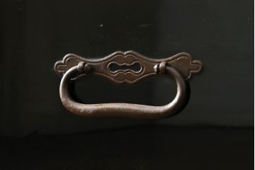 和製アンティーク　黒漆塗り　内部総桐(キリ)材　凝ったつくりの厚手金具が存在感を放つ六丁引き庄内箪笥(二段重ね箪笥、時代箪笥、和たんす、整理たんす、収納タンス、衣装タンス、引き出し)(R-075038)