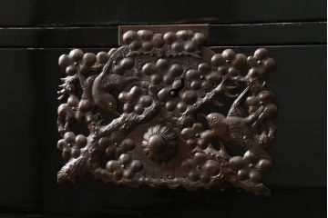 和製アンティーク　黒漆塗り　内部総桐(キリ)材　凝ったつくりの厚手金具が存在感を放つ六丁引き庄内箪笥(二段重ね箪笥、時代箪笥、和たんす、整理たんす、収納タンス、衣装タンス、引き出し)(R-075038)