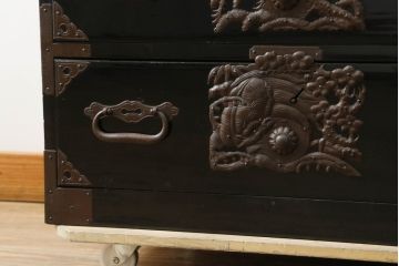 和製アンティーク　黒漆塗り　内部総桐(キリ)材　凝ったつくりの厚手金具が存在感を放つ六丁引き庄内箪笥(二段重ね箪笥、時代箪笥、和たんす、整理たんす、収納タンス、衣装タンス、引き出し)(R-075038)