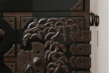 和製アンティーク　黒漆塗り　内部総桐(キリ)材　凝ったつくりの厚手金具が存在感を放つ六丁引き庄内箪笥(二段重ね箪笥、時代箪笥、和たんす、整理たんす、収納タンス、衣装タンス、引き出し)(R-075038)