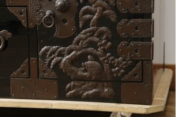 和製アンティーク　黒漆塗り　内部総桐(キリ)材　凝ったつくりの厚手金具が存在感を放つ六丁引き庄内箪笥(二段重ね箪笥、時代箪笥、和たんす、整理たんす、収納タンス、衣装タンス、引き出し)(R-075038)