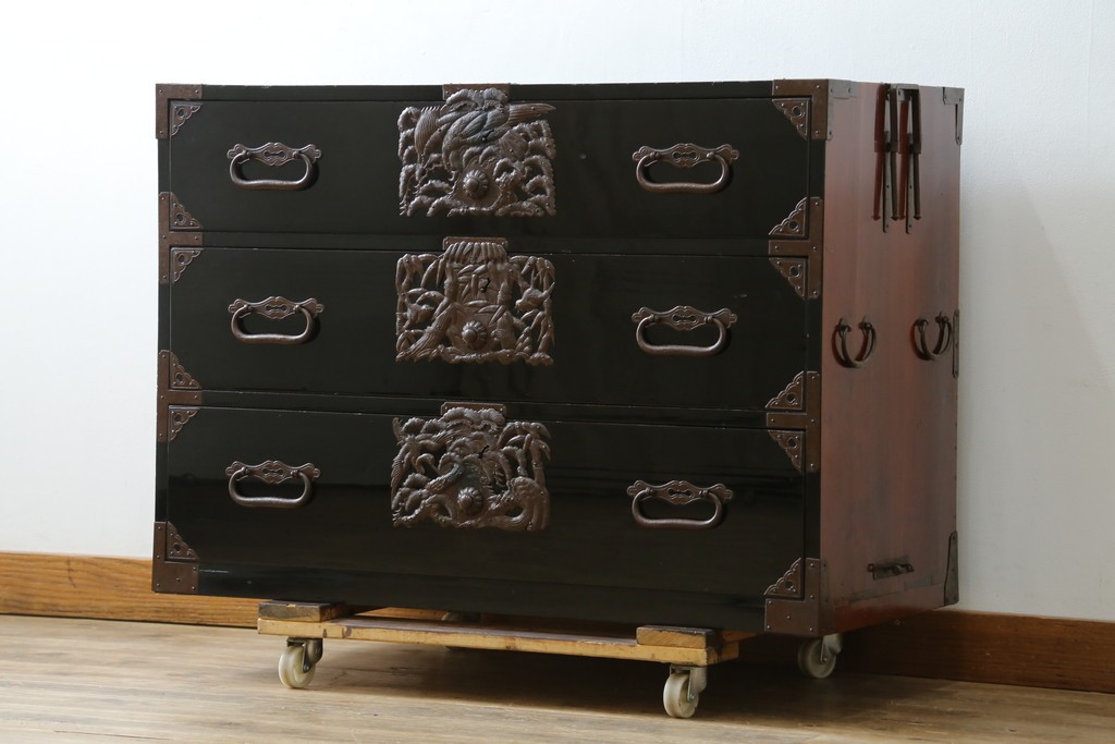 和製アンティーク　黒漆塗り　内部総桐(キリ)材　松竹梅の厚手金具が見事な庄内箪笥ローチェスト　(R-075039)